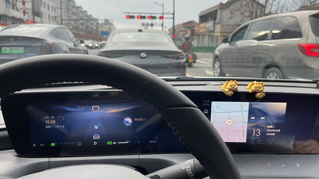 成功识别一台摩托车
今天等红灯看了下仪表盘，显示前方有个摩托车，然后往前一看还真