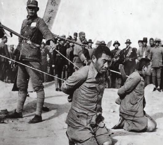 1946年8月，大汉奸万里浪被枪决后，家人在收殓时，却发现这不是万里浪尸体。特务