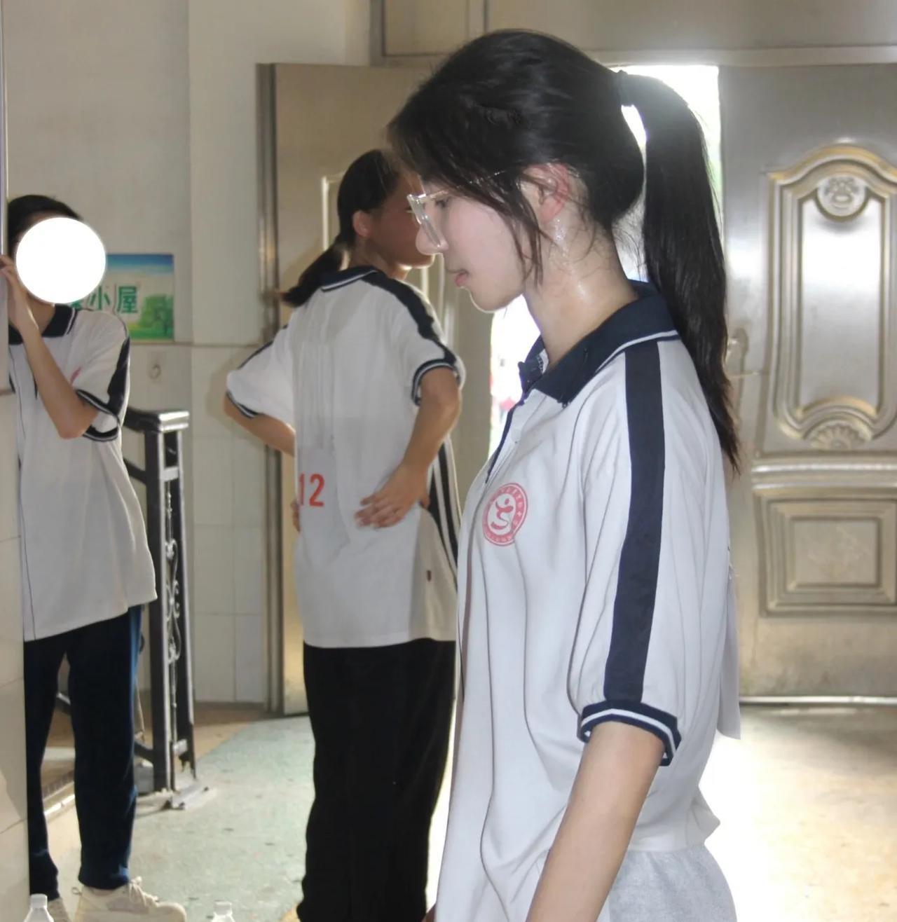 跑完400米后的女中学生[灵光一闪]