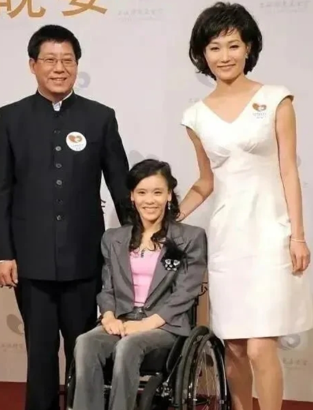 三位大明星的合影中，第一眼就看到了中间的桑兰女士，头发微卷，身形比较瘦小，微笑着