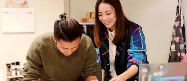 2011年，霍汶希和富商男友刚分手，就发现自己怀孕了。当时她已经39岁，舍不得这
