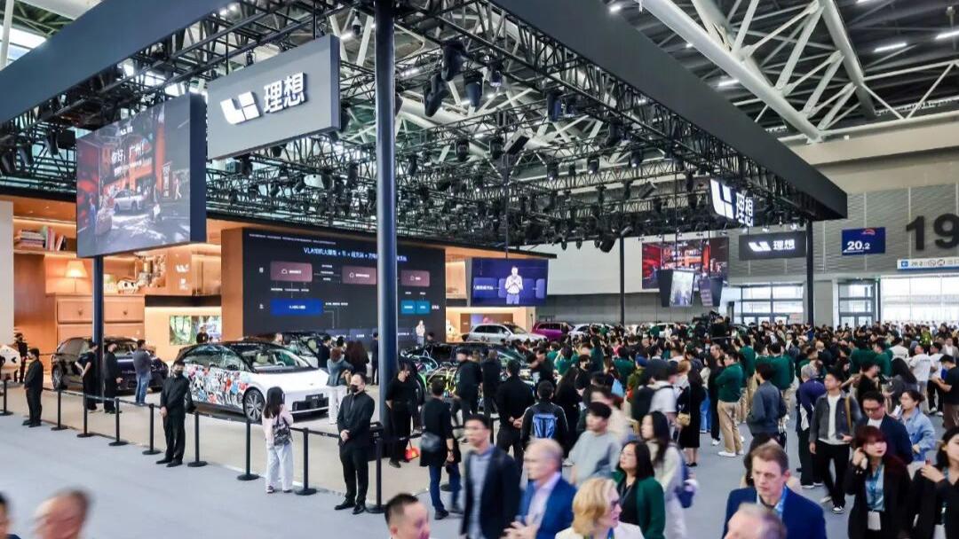 新能源渗透率达61.3%；理想单季亏损超6亿；新势力第一款房车要来了？新款迈腾售17.99万起；又一