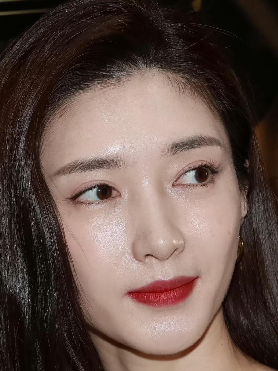 救命！终于知道啥叫“人间富贵花”了！
谁懂啊！江疏影涂上大红唇简直气场炸裂！本以