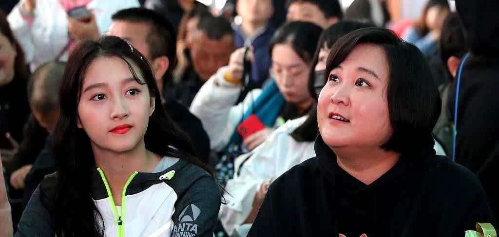 关晓彤和贾玲这事儿吧，最近圈里都传开了。

原本俩人好得跟姐妹似的，红毯活动