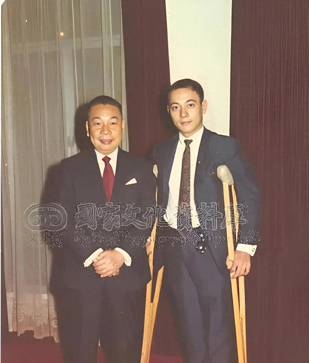 1970年，蒋经国和拄拐的长子蒋孝文的合影，蒋孝文拄拐不是因为他受伤，而是他的身