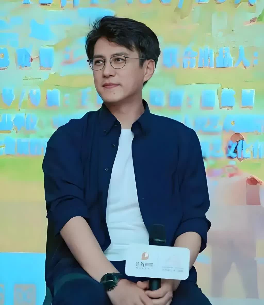 说说靳东的父亲
靳东的父亲名字靳清华，供销社职工，后来下海经商，成功积累了一定