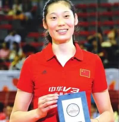 有人问朱婷，你现在康复得怎么样？然后2026年是否考虑回国家队？她说，康复是一直