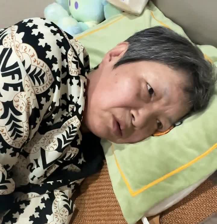 睡觉吧，今天累了一天了，以后只能睡房车了。尿尿，尿尿就在这里尿，知道吗？半夜尿尿