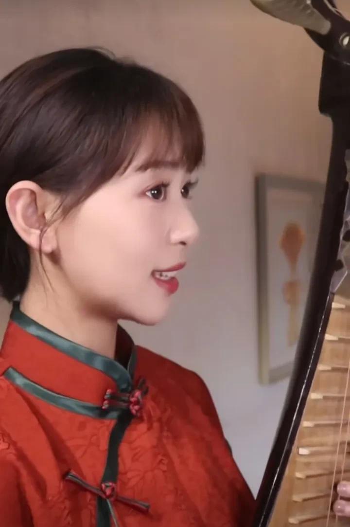 代表了苏州吴韵的苏州评弹演员“小娘鱼”侧面更美一点。
          苏州评