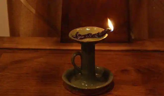 古代晚上没有电灯，他们都是直接睡觉的吗？
现代人早已习惯了电灯的照明，无论白天黑