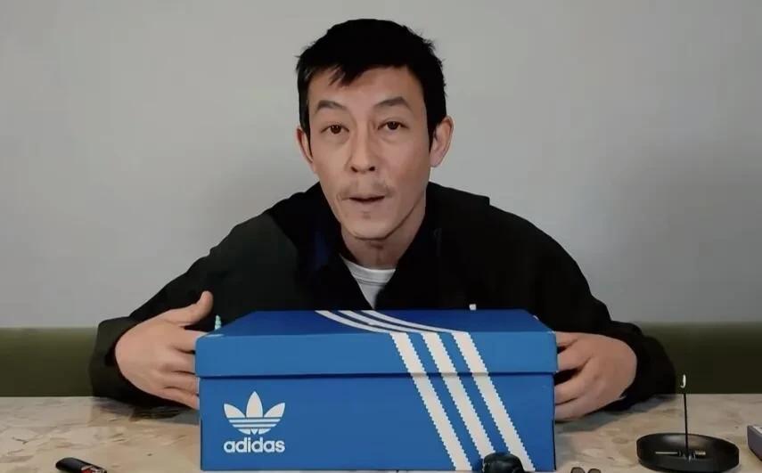 陈冠希带货，越看越像本山大叔，这反差绝了！刷到陈冠希带货，那一脸憔悴，和记忆里帅
