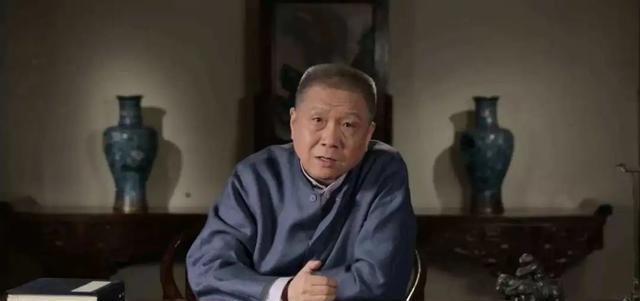 1998年，72岁的抗战老兵马丹林浑身插满管子，躺在病床上，而他身价100亿的儿