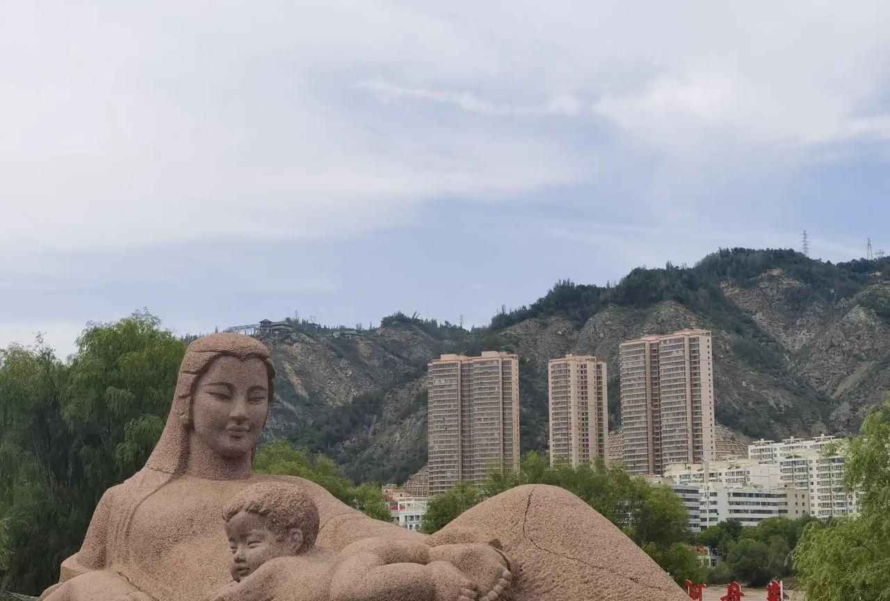 伫立兰州黄河岸边，凝望黄河母亲雕像，心底满是柔软与震撼。怀抱婴儿的母亲面容温婉，