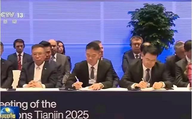      央视在播报时几乎给了特写，镜头停留了将近3秒钟！要知道，央视新闻联播作