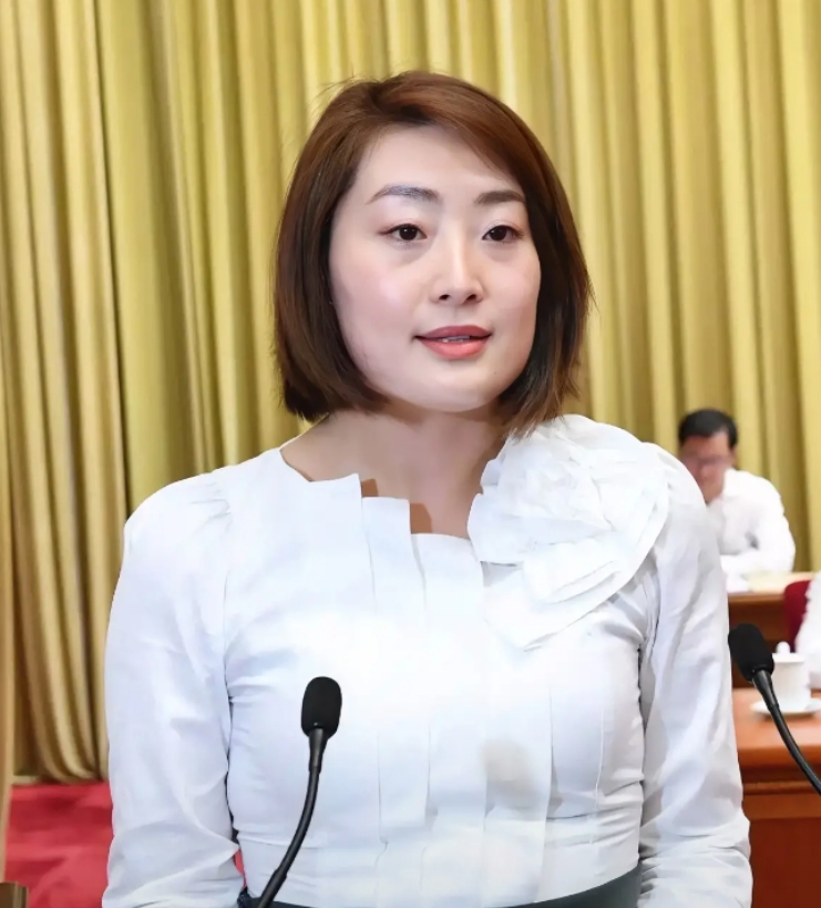 宗馥莉的家庭关系主要如下：
1、父亲：宗庆后，娃哈哈集团创始人，2024年2月2