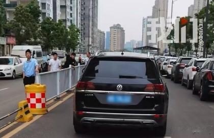 公安局干部被曝开车撞死2岁男童，男童家属：他驾驶证已过期！当地介入处理