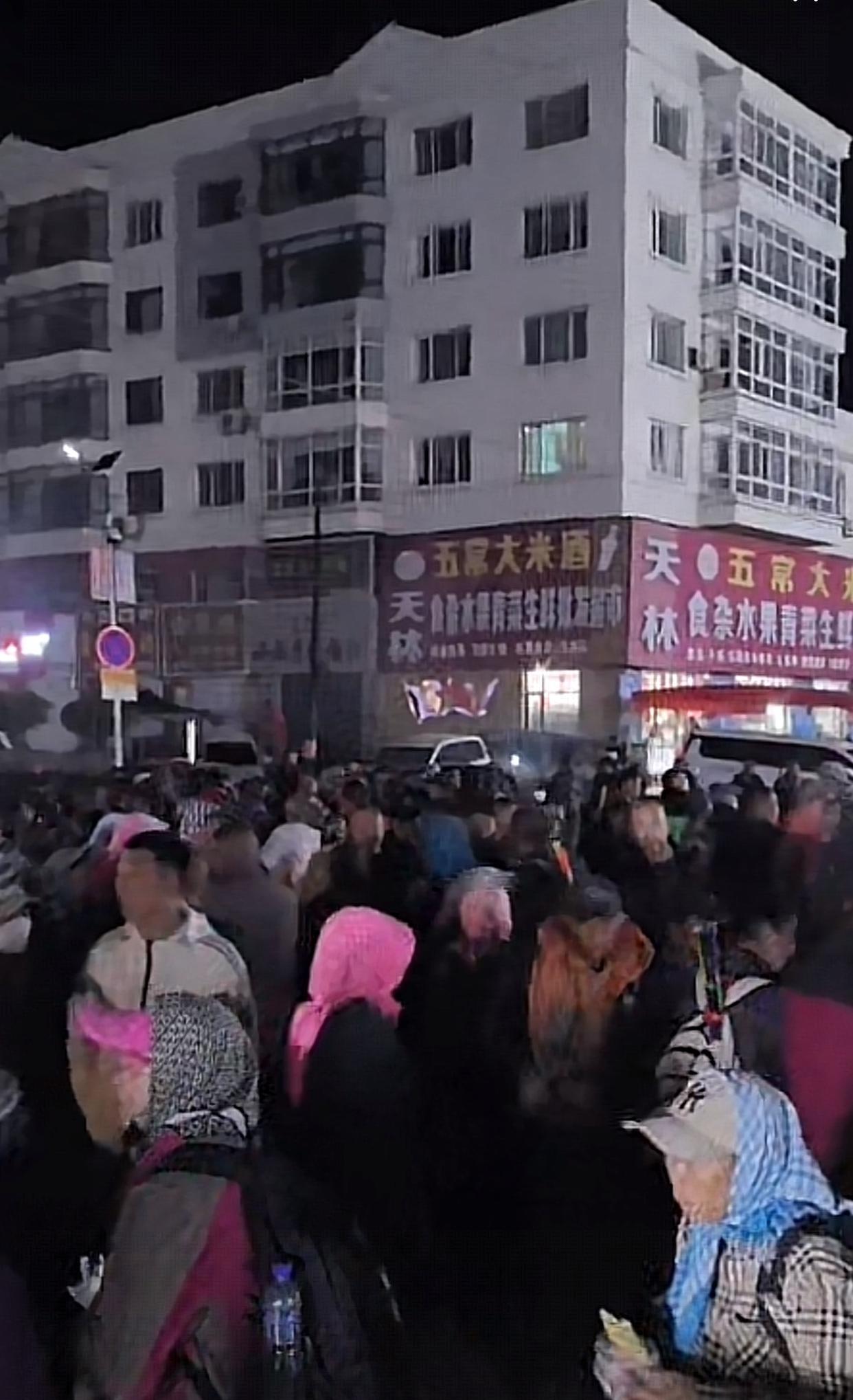 凌晨三四点钟的东北某劳务市场。看到这个，我们还有什么抱怨的？知足常乐，身体健康，