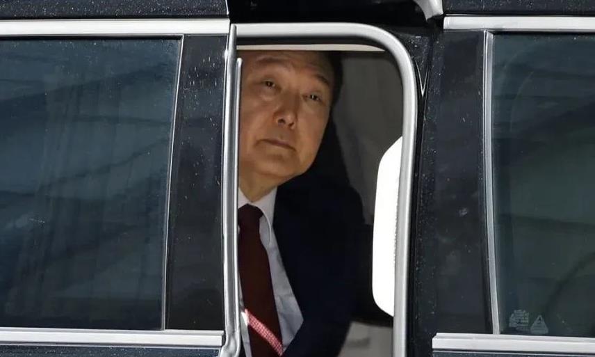 6月27日，伊锡悦终于服软了，答应配合到庭接受调查。伊锡悦这个过时总统终于知道再