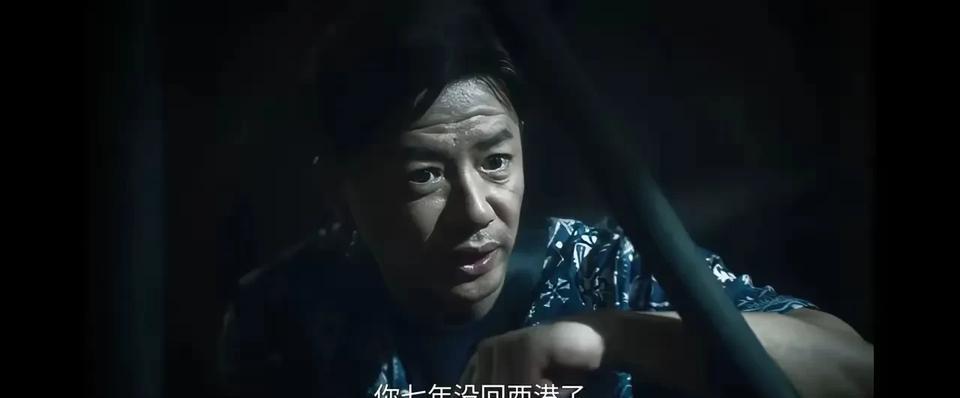 《扫毒风暴》左小青饰演的王菊花身份已经浮出水面。于文文饰演的王奇依然是个未解之谜