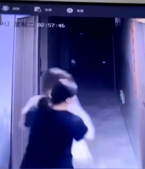 苍蝇不叮无缝的蛋。

一名女子和闺蜜一起去喝酒，因为一时起兴，当晚喝得烂醉如泥，