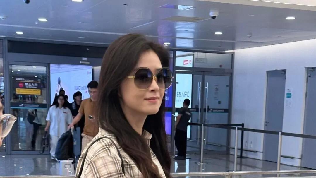 蒋欣的“温柔姐感穿搭”：松弛与高级的完美平衡