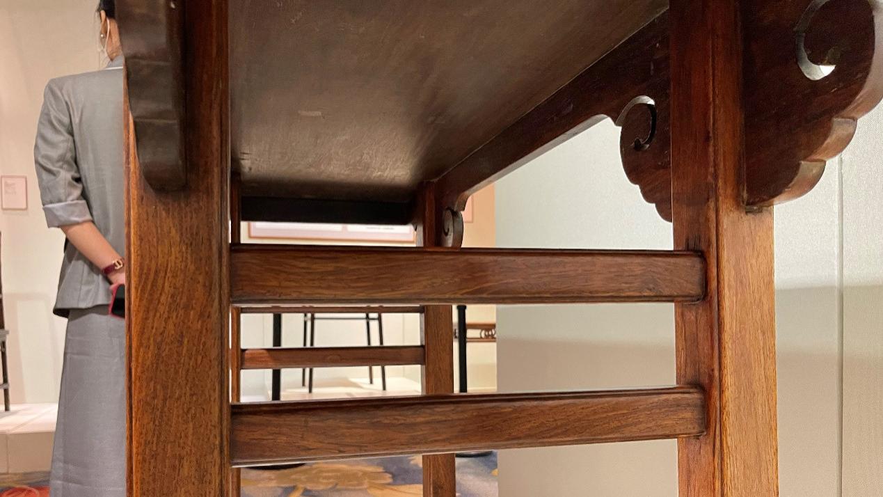 牙板厚、腿枨粗，黄花梨独板翘头案一方顶十圆