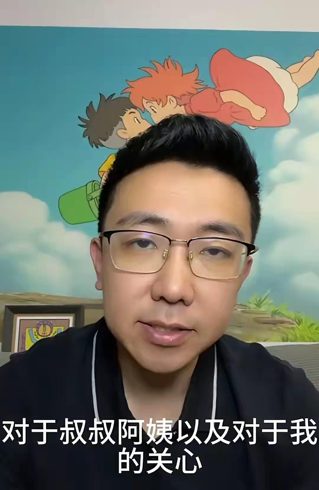 侯霄霖至今未婚，这个男人永远踏实、得体。发生那么大的事情，他扛起责任、直面惨淡，