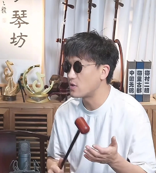 粉丝开直播这件事，个人感觉二饼的处理方式急了些，完全可以先私下沟通，了解情况，讲