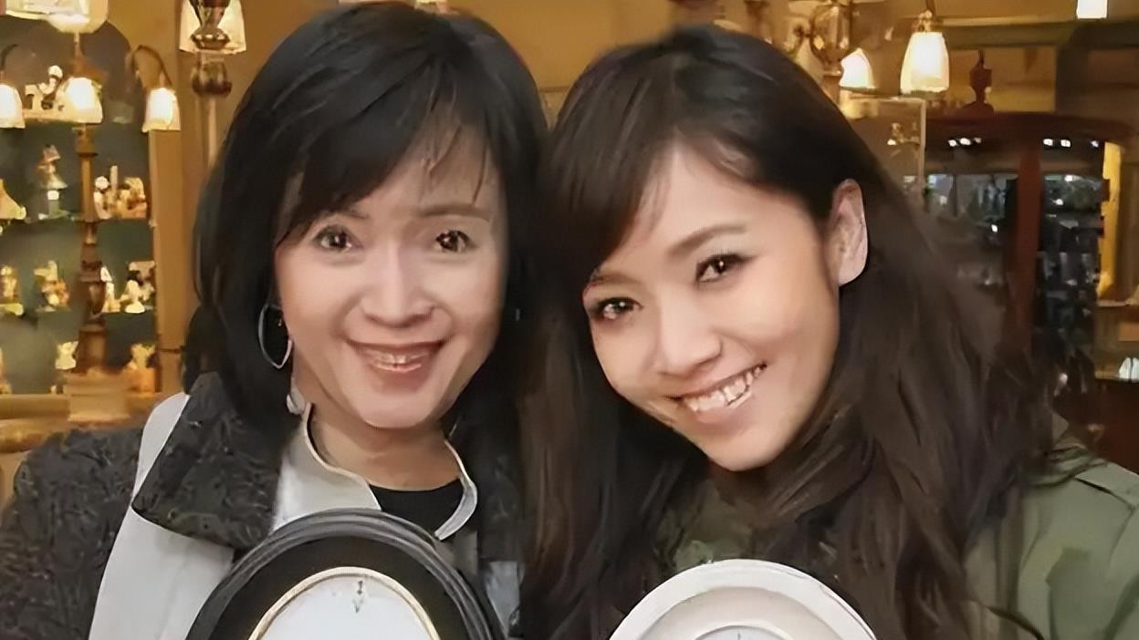 发声艺人被台当局威胁，移民署开始行动，侯佩岑被曝全家移居上海