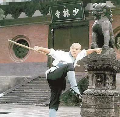 李连杰早期在接受采访时说，其实真的去少林寺的时候破坏的蛮厉害的，到处破破烂烂的，