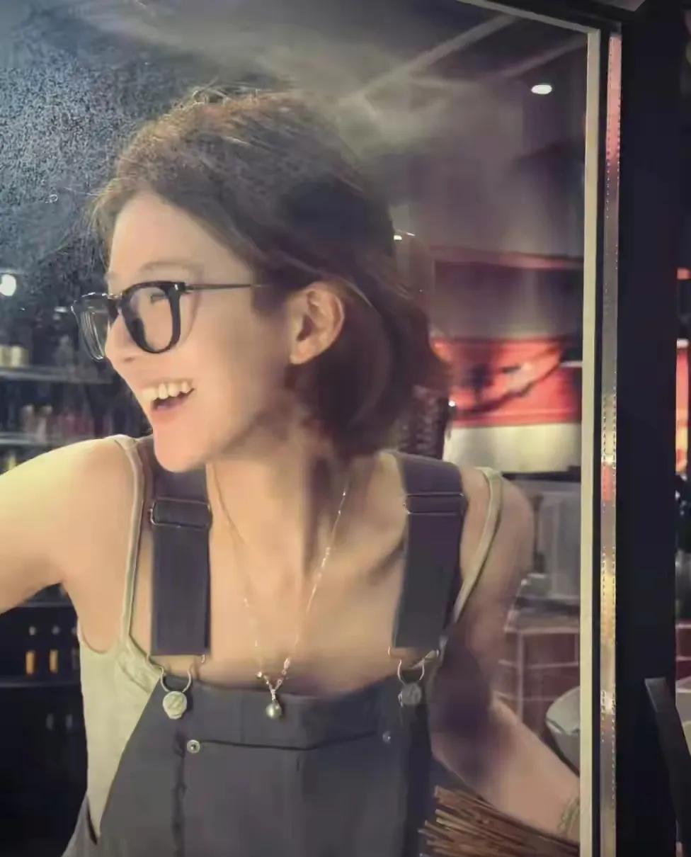 明星也爱撸串
赵露思撸串各种拍拍拍
像撸了个假串
骨瘦如柴，背带裤松挎挎
一看就