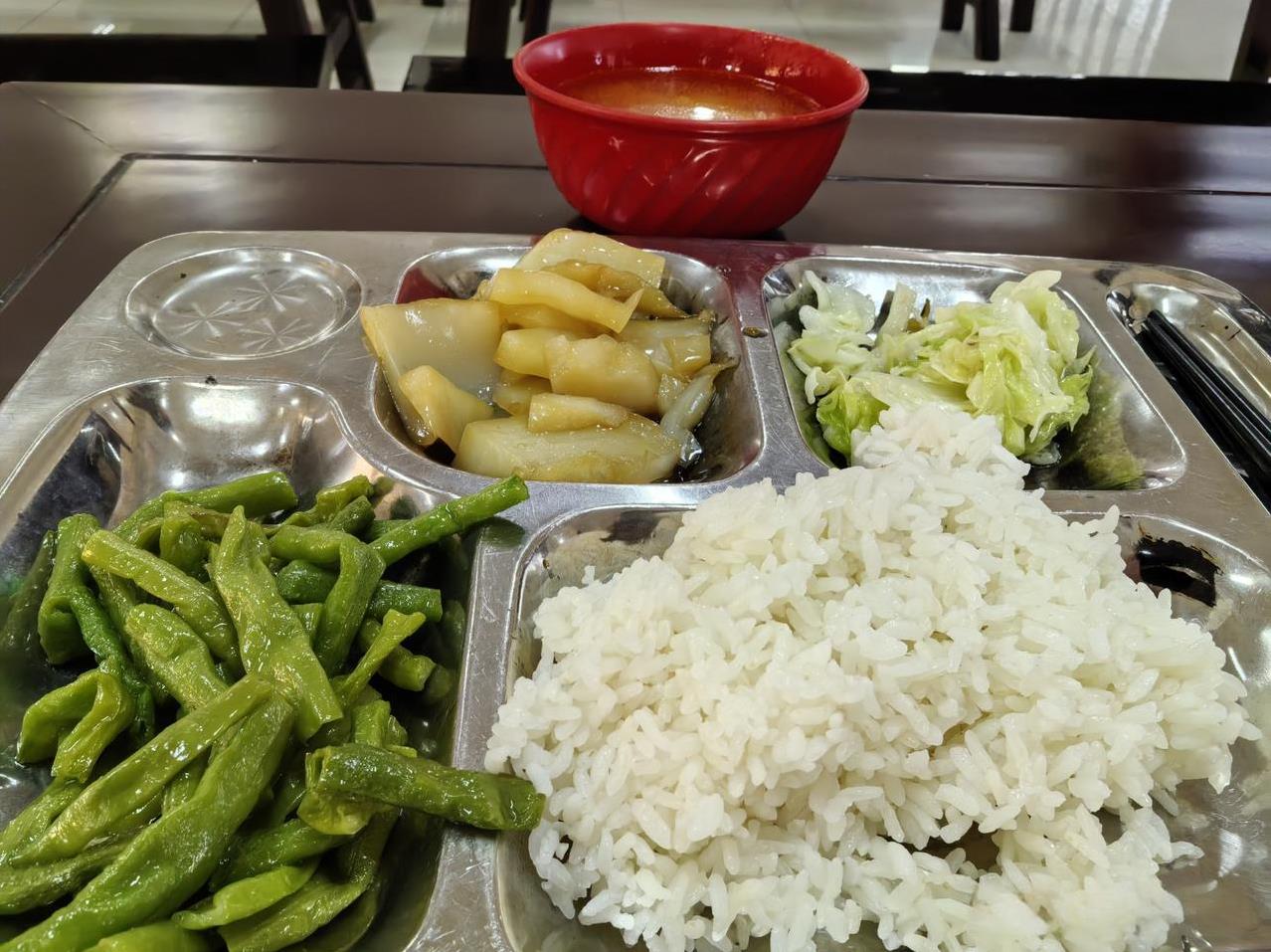 参加义工一段时间了，今天又来到这里。中午寺院会免费供应一顿午饭。
一般就是三菜一