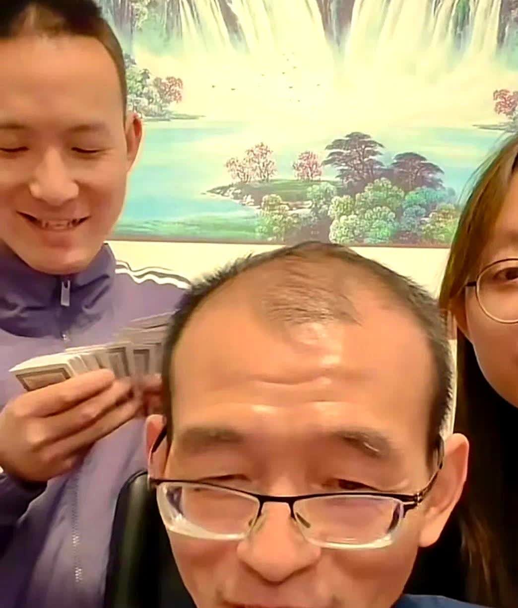 谢浩男一家三口昨晚的直播可太有意思了！

面对全网疯传的"私生子"谣言，谢爸