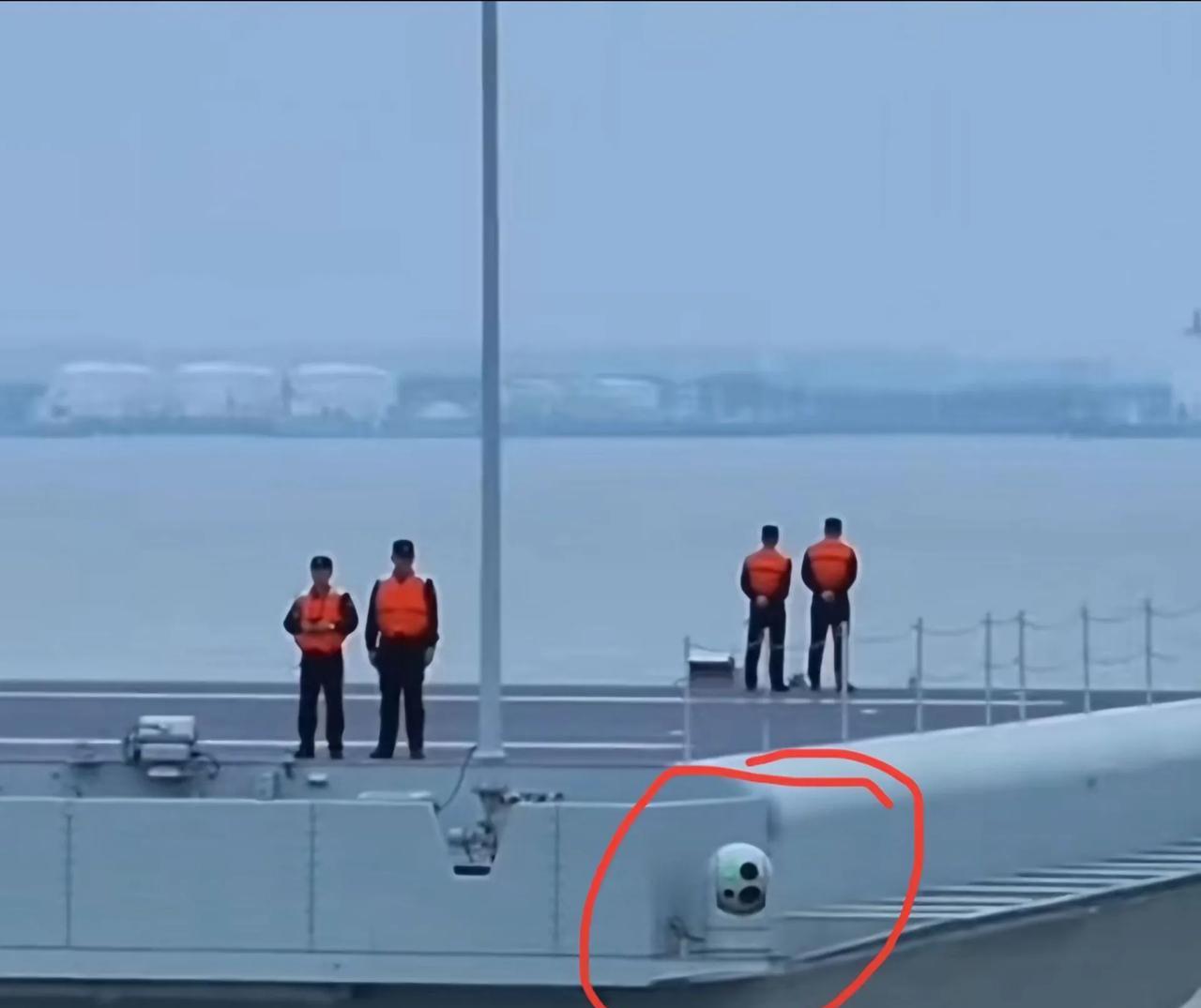 看似很小，实则很大#福建舰 #第三者