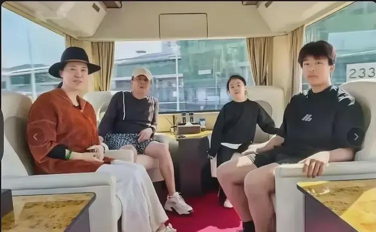 王楠与丈夫郭斌携子女出游，一家四口在豪华私人游艇上，赏景闲谈，其乐融融！

