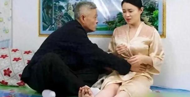 假戏真做？赵本山“御用老伴”20年不嫁，2人戏份不仅长达十余季，戏外也同游度假、