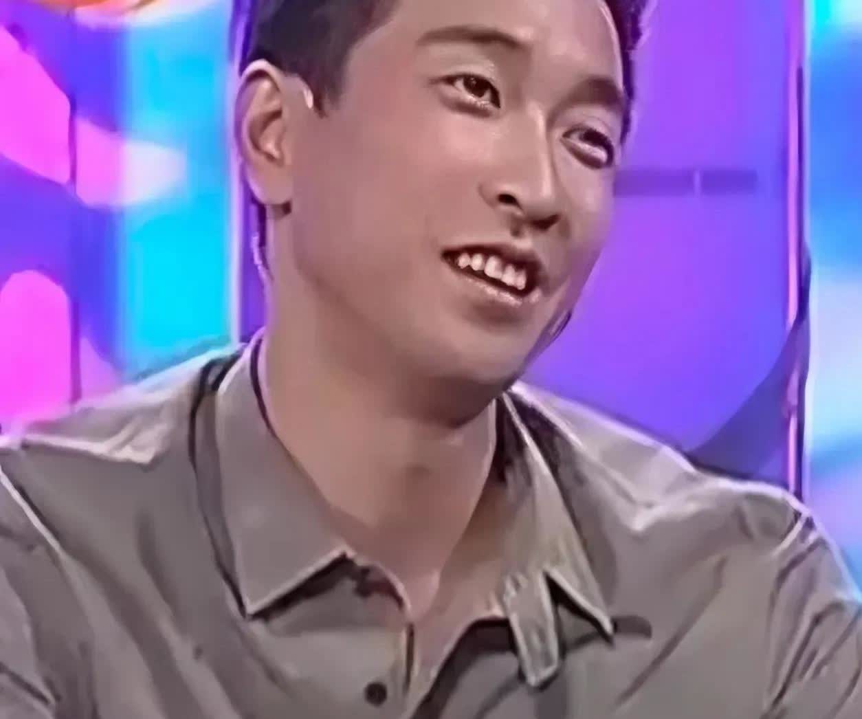 朱媛媛说上大学喜欢的第一个男生不是辛柏青，是同班王千源。
 
她暗恋王千源，