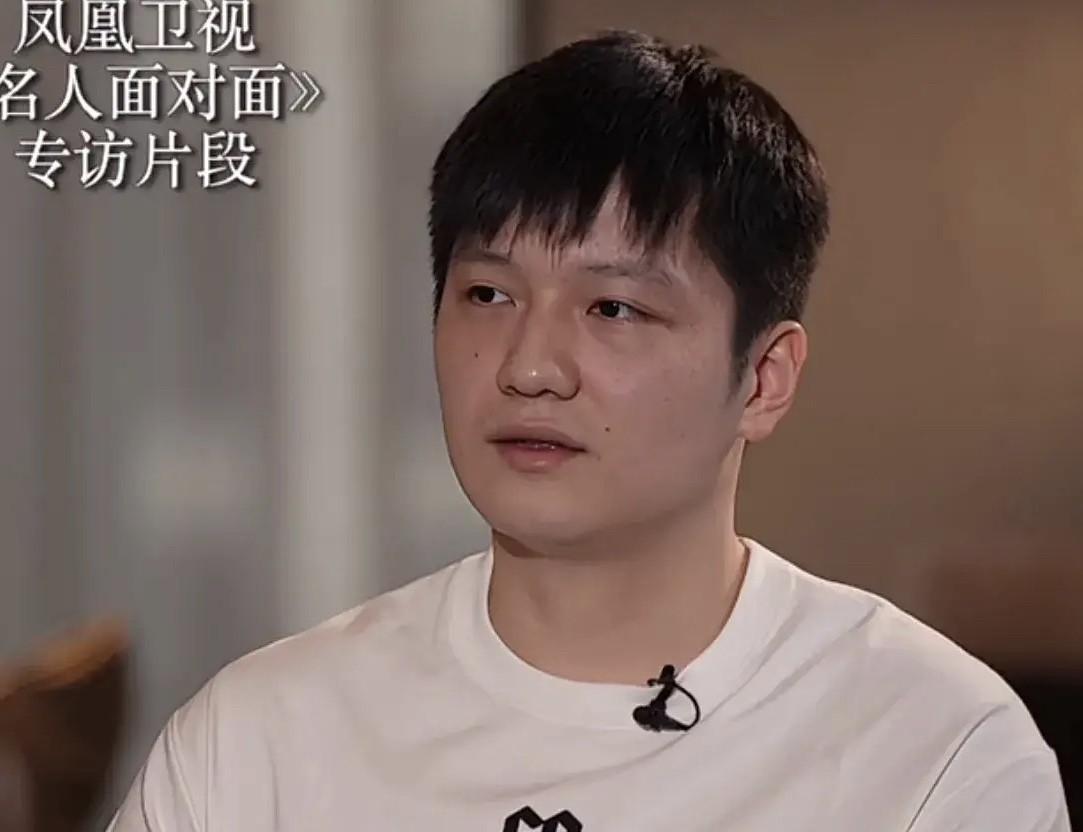 樊振东一出声，刘国梁指导的悬疑排除了。
樊振东去德国打球时，网上讨论非常激烈。刘