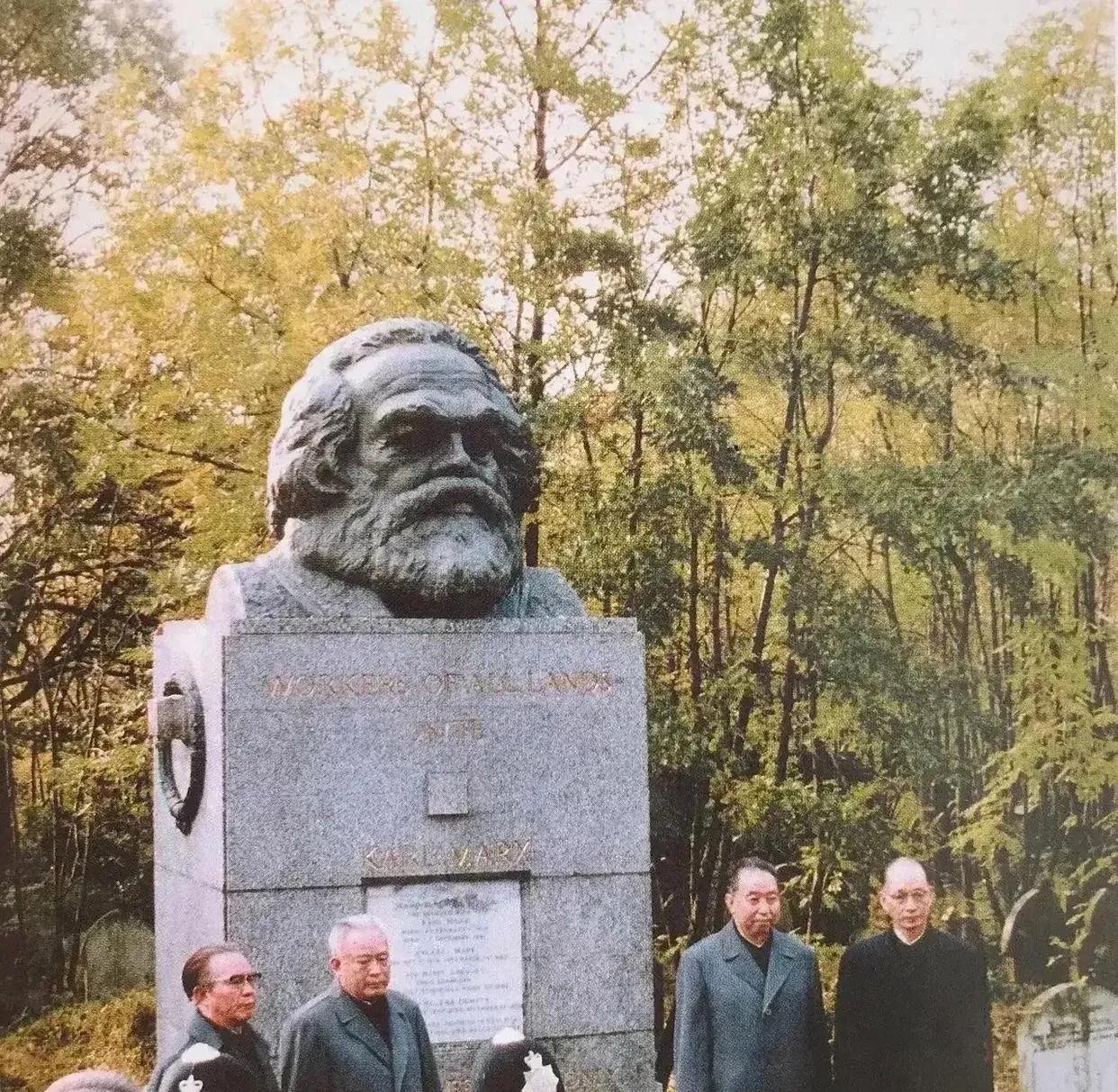 罕见！华国锋在马克思墓前的这张照片，为何让西方至今难忘？
1979年深秋，伦敦海