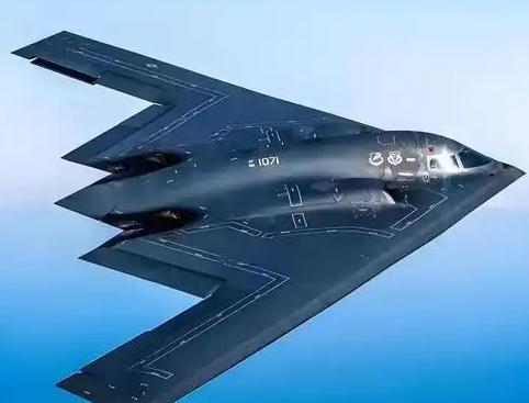 美国B-2轰炸机威震天下？其他国家吓破胆，但碰上中国，撑死也就一次机会！
这架飞