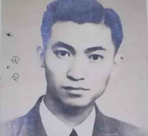 1949年，重庆解放前，一位红色特工身中26枪，壮烈牺牲，不久后，他的新婚妻子收