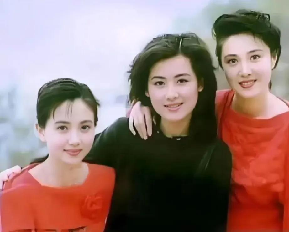 陶慧敏、夏菁和傅艺伟三人的一张合影，她们可是那个年代多少男人爱慕的大美女呀！现在