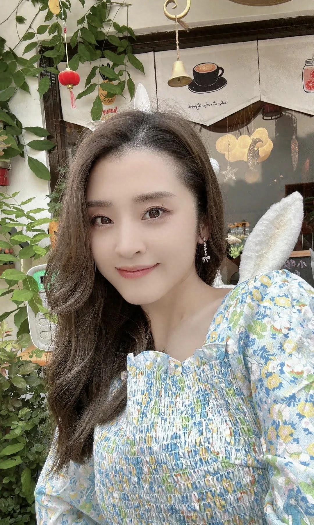 李若嘉魅力造型合集：校花颜值、女神气质

