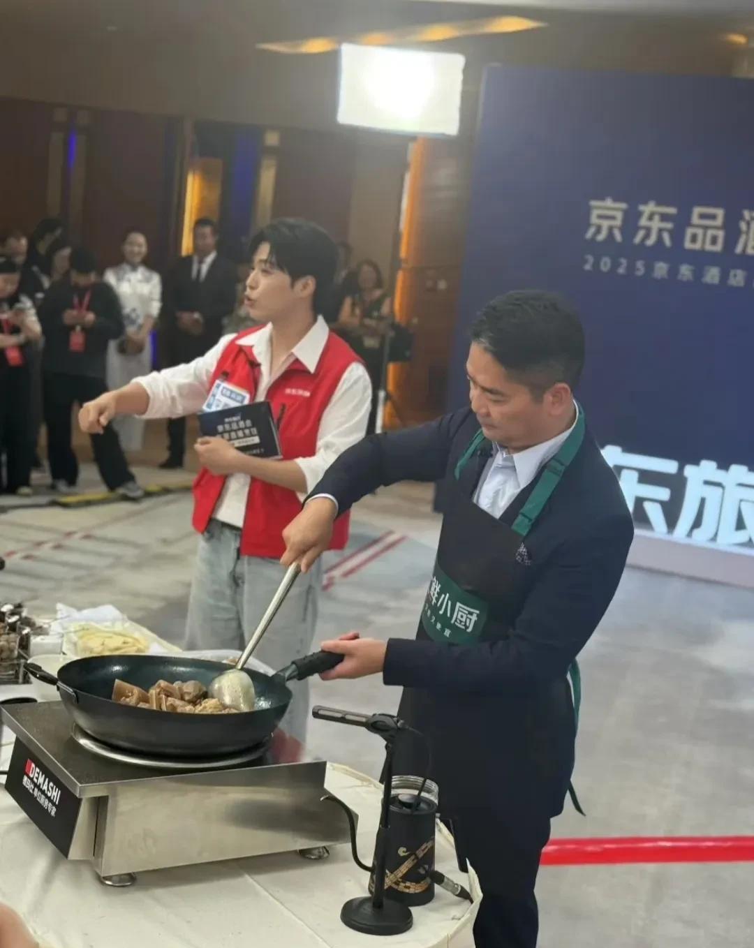 刘强东真是上得商场，下得厨房啊！
刘强东参加节目，直播炒菜，炒的是宿迁名菜“黄狗