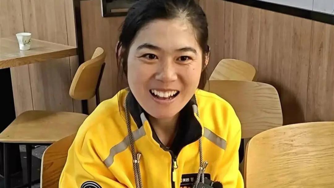 杭州脑瘫女骑手文景用7万多订单撑起小家：我要靠自己生活