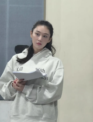 张馨予长得还是太权威了，穿那么丑的衣服，还能这么漂亮，像女大 ​​​