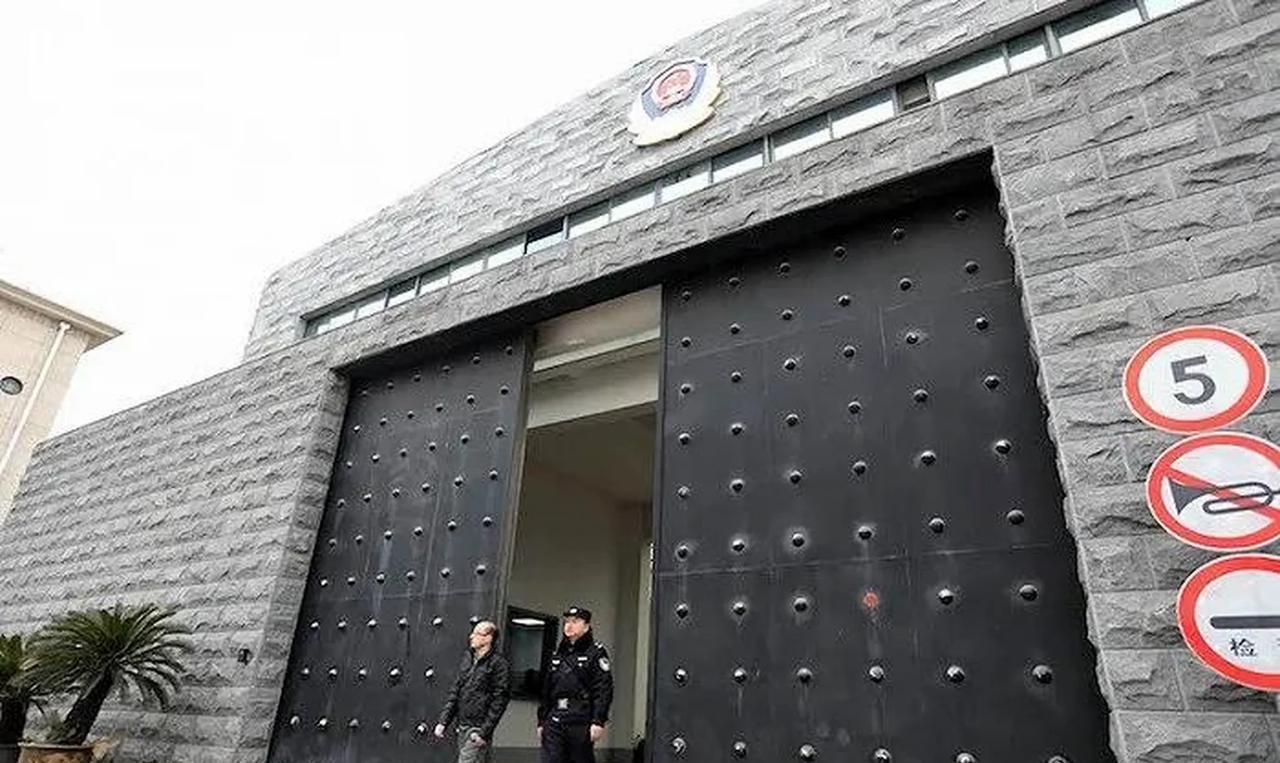 刑满释放人员通常在早上离开监狱，而不是在12点过后。
根据《监狱法》第三十五条，