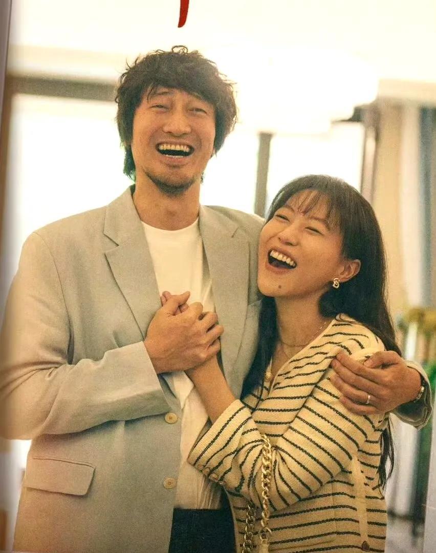 窦靖童和王传君在新剧里演情侣，看似不搭的两人但其实现实生活的关系还真有联系。
窦