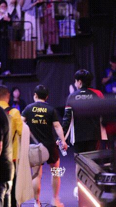 发一些幕后的莎头，是什么都能说的莎头，是比赛结束后一起退场的莎头，是大太阳底下一