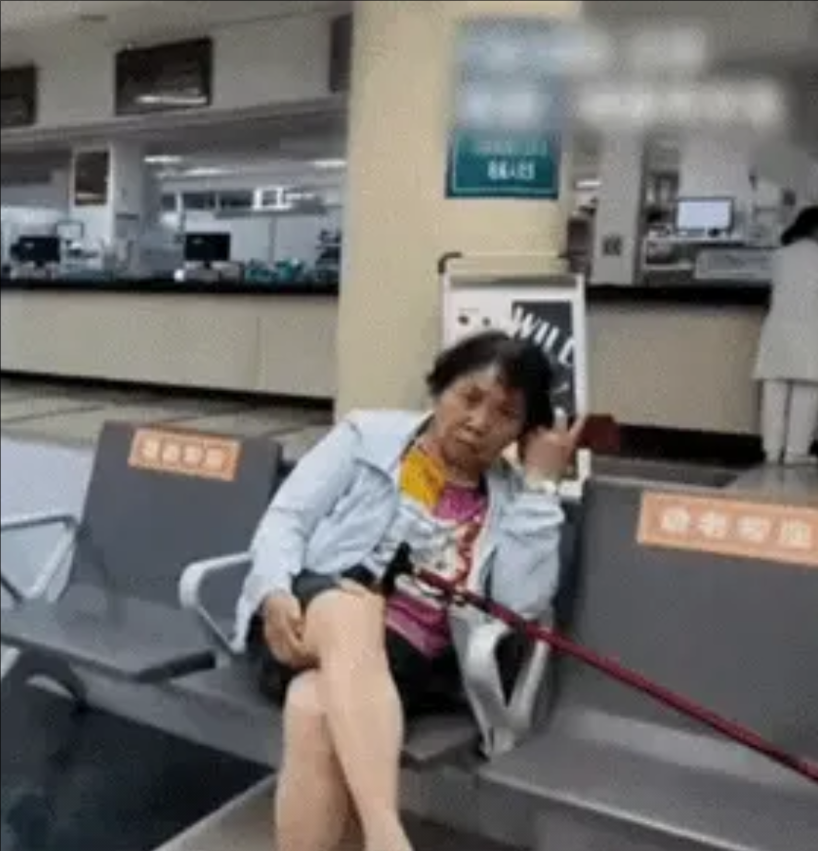 “火到央视网了！”江苏，一男子偶遇15年未见的高中班主任，男子一眼就认出了班主任
